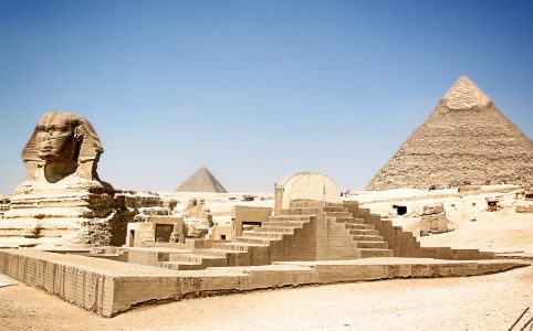 Sphinx und eine der Pyramiden von Gizeh