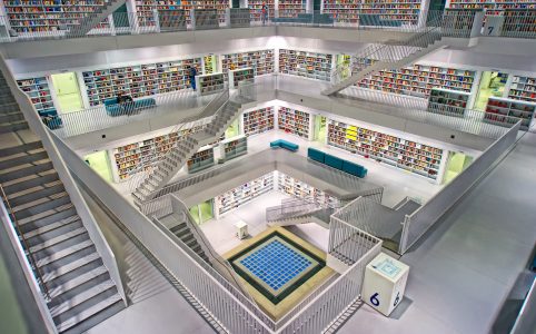 Aufgeräumte, symmetrische Ordnung von Büchern in kühl gehaltenem Design